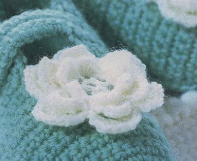 Схемы вязания для малышей. Пинетки - туфельки с розочкой.