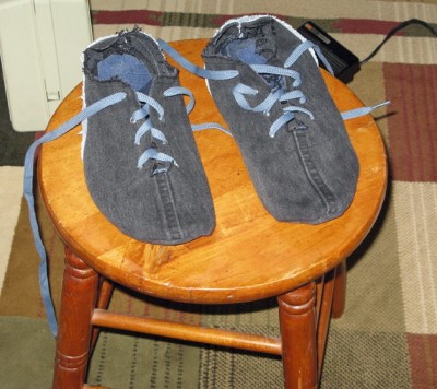 Как сделать обувь своими руками. Модные кеды из старых джинсов.
