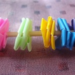 Как украсить палочку для канапе цветами из трубочек для коктейля.